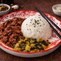 清蒸牛肉配米饭 Dél-kínai párolt marhahús