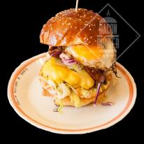 Sajtos-baconos-tükörtojásos csirkés hamburger