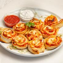 Sonkás-kukoricás pizzatekercs
