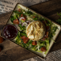 Grillezett camembert sajt saláta