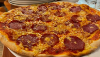 Szalámis pizza