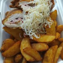 Sajttal-sonkával töltött rántott csirkemell