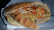 Balkán kebab házi lepényben