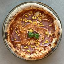 Sonkás-kukoricás pizza