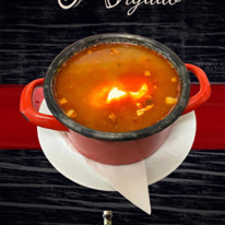 Házi tyúkhúsleves csészében