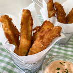 Rántott édes-savanyú uborka cheddar sajtszósszal