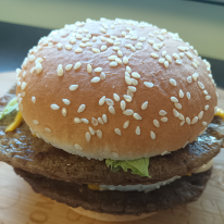 Dupla húsos szezámos burger