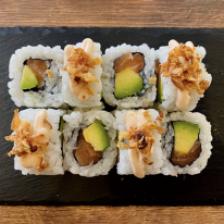 Pikáns lazac kifordított sushi
