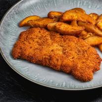 09.15-09.20. főétel: Panko morzsában rántott csirkemell fűszeres steakburgonyával