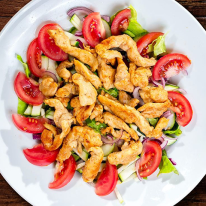 Vitaminsaláta grillezett csirkecsíkokkal