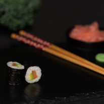 Lazac-avokádó maki Lazac-avokádó maki