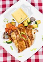Baconbe tekert csirkemell cheddar sajtszósszal