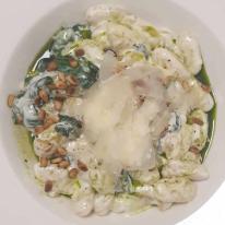 Parajos-fokhagymás gnocchi grillezett csirkemellel 