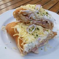 Baconnel töltött lángos