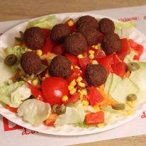Friss saláta falafellel