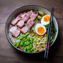 Japán ramen leves császárhússal