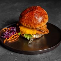 Cheddar sajtos csirkeburger Cheddar sajtos csirkeburger