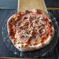 Prosciutto e funghi pizza