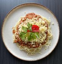 Bolognai spagetti reszelt sajttal 