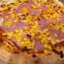 Sonkás-kukoricás pizza