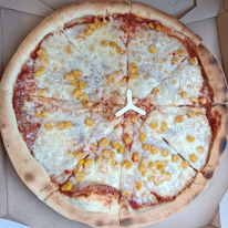 Sonkás-kukoricás pizza