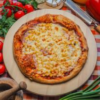 Sonkás-kukoricás pizza