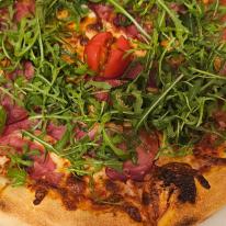 Crudo con rukkola pizza