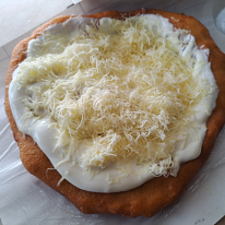 Sajtos-tejfölös lángos