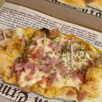 Tejfölös-baconos pizza csónak