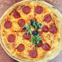 7. Paprikás szalámis pizza