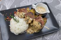 Baconbe tekert szűzérmék zöldborsmártással