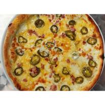 Jalapenos-baconos pizza