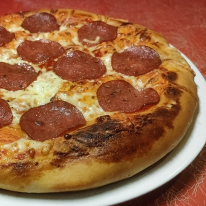 4. Sajtos-szalámis pizza