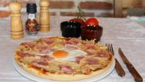 Ham and eggs pizza