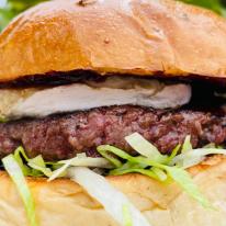 Áfonyás camembert burger