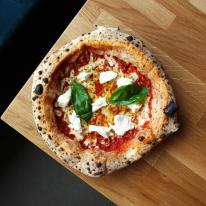 Margherita con Mozzarella di Buffala pizza