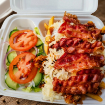 Sajtos-baconos gyros tál